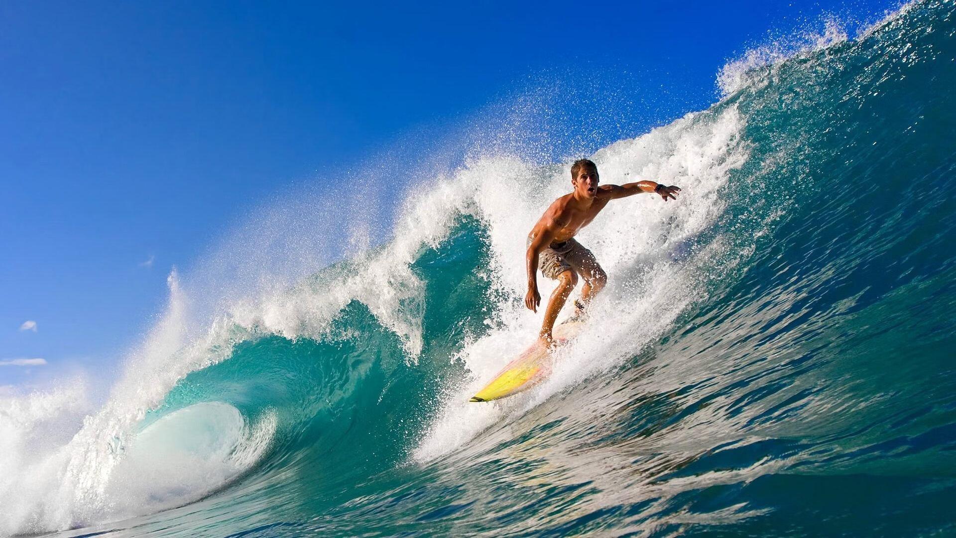 现场直击国足客战不孤单 球迷挥舞国旗助威